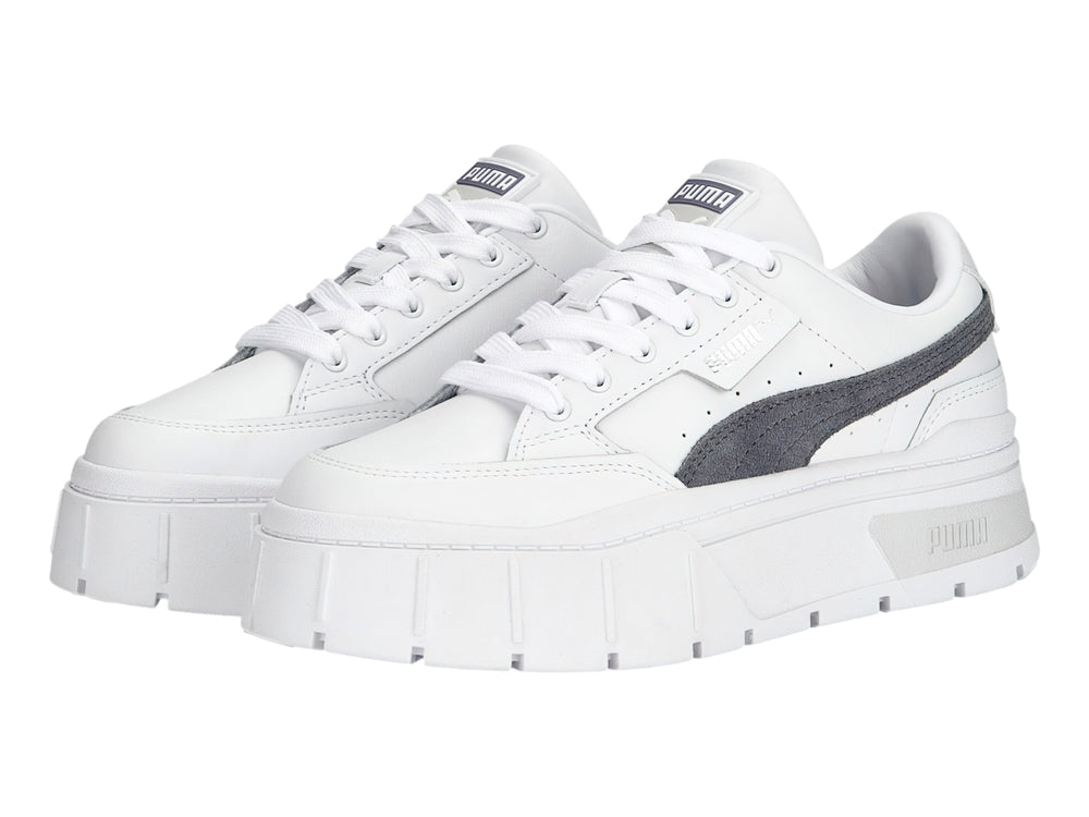 Tenis PUMA Mayze Stack blancos con detalle en gris y suela de plataforma alta.