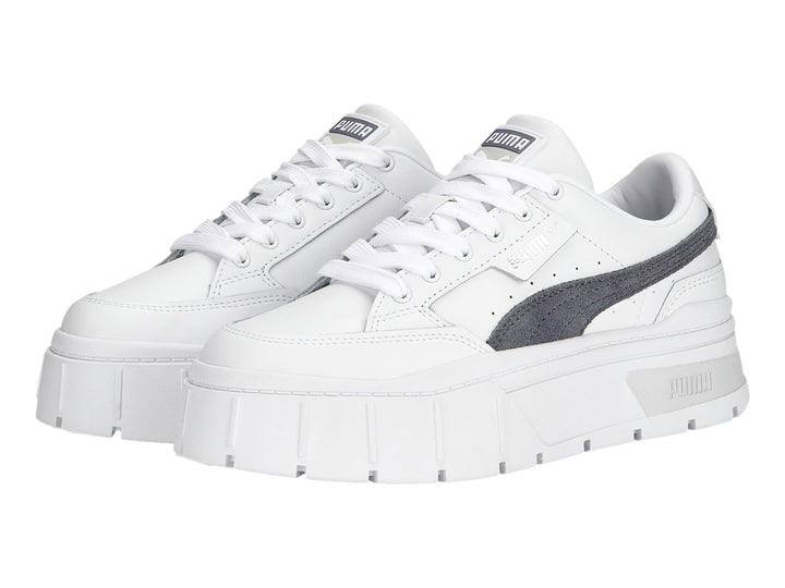 Tenis PUMA Mayze Stack blancos con detalle en gris y suela de plataforma alta.
