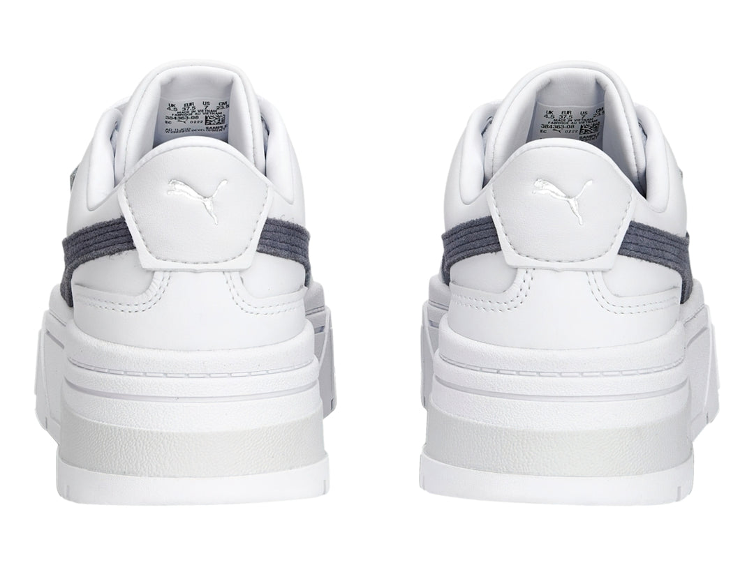 Tenis PUMA Mayze Stack blancos con detalle en gris y suela de plataforma alta.