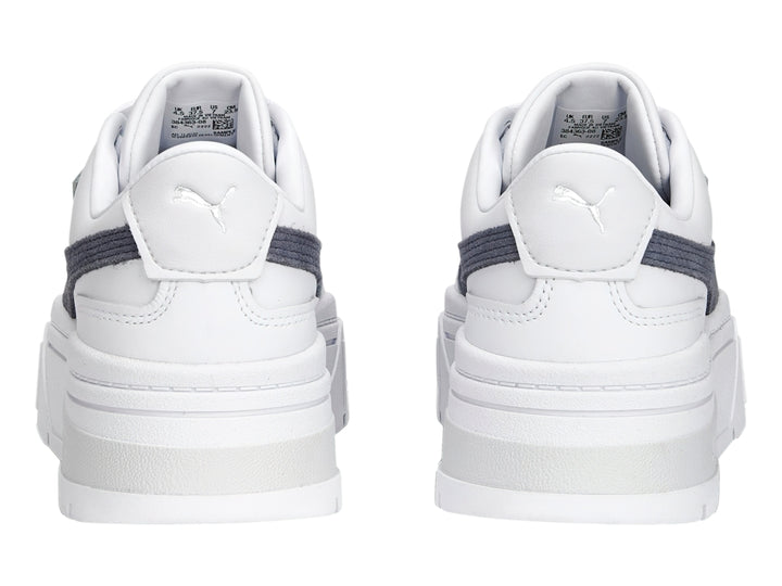 Tenis PUMA Mayze Stack blancos con detalle en gris y suela de plataforma alta.