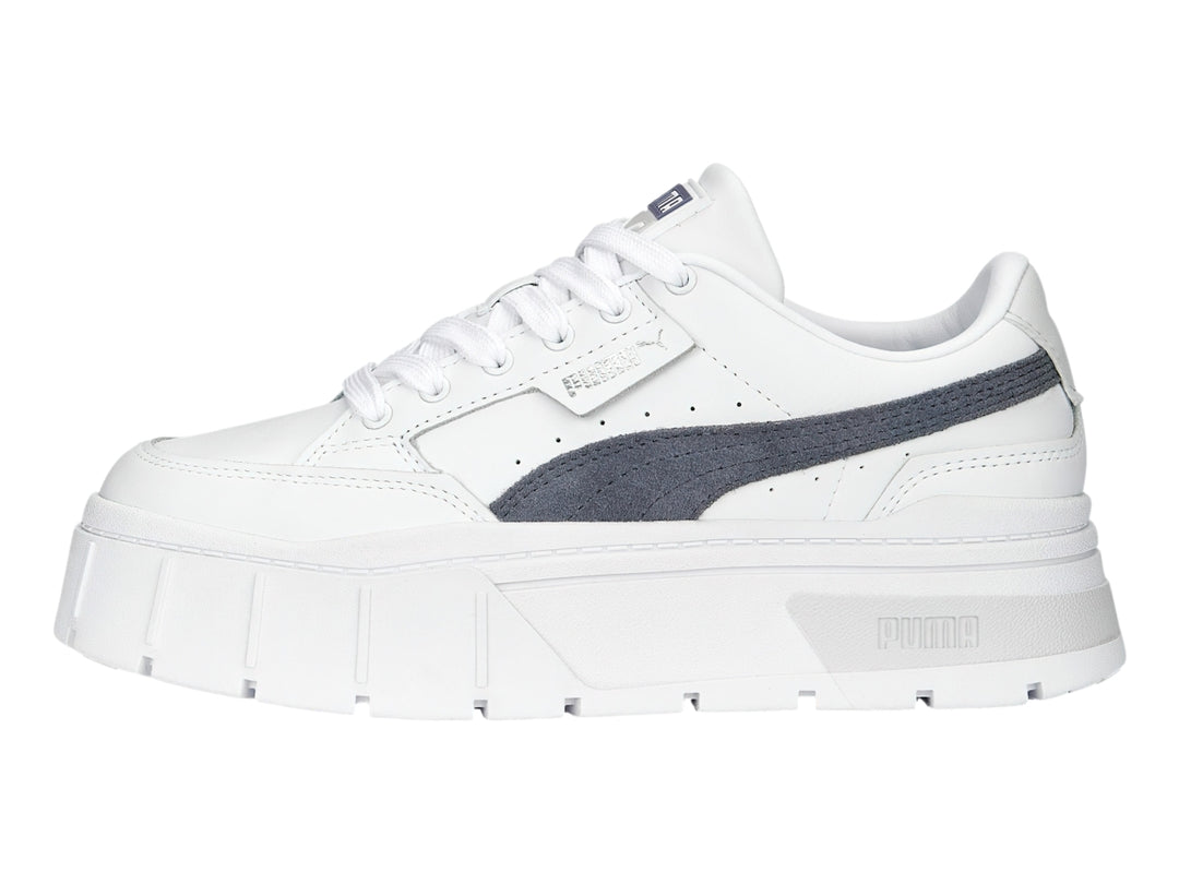 Tenis PUMA Mayze Stack blancos con detalle en gris y suela de plataforma alta.