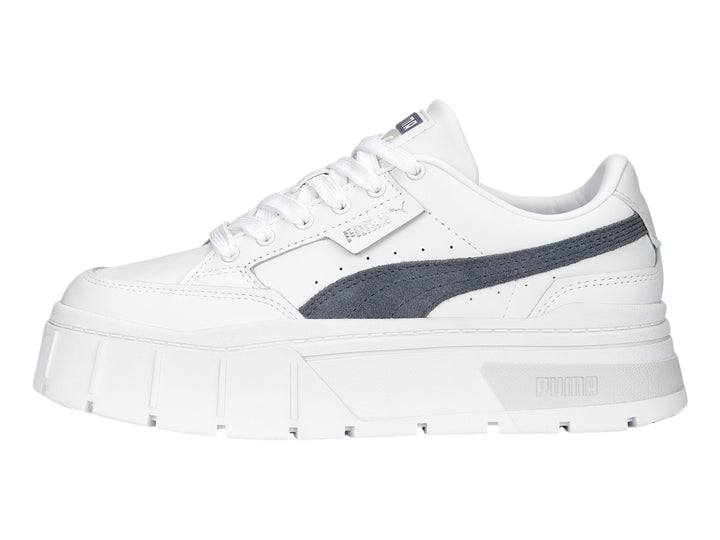 Tenis PUMA Mayze Stack blancos con detalle en gris y suela de plataforma alta.
