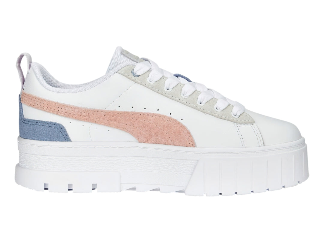 Tenis PUMA blancos con franja rosa, detalle azul en el talón y suela de plataforma blanca.
