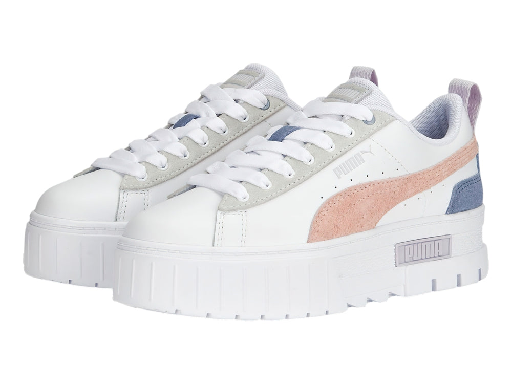 Tenis PUMA blancos con franja rosa, detalle azul en el talón y suela de plataforma blanca.