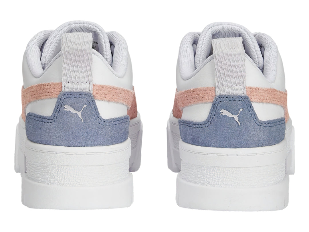 Tenis PUMA blancos con franja rosa, detalle azul en el talón y suela de plataforma blanca.