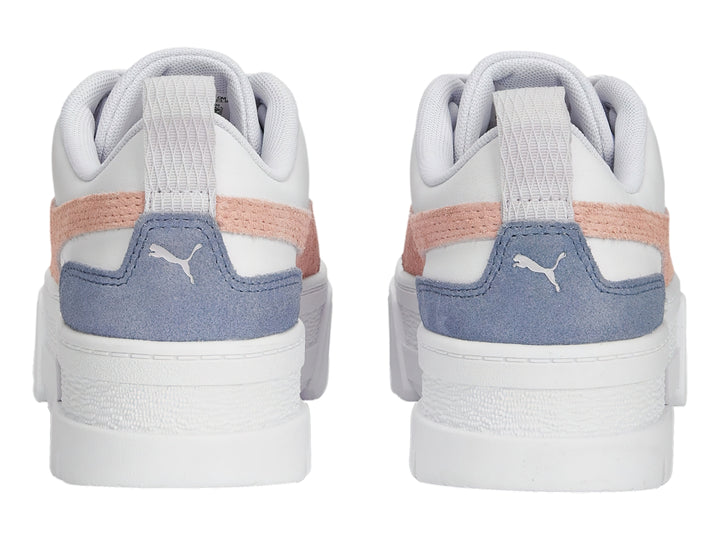 Tenis PUMA blancos con franja rosa, detalle azul en el talón y suela de plataforma blanca.