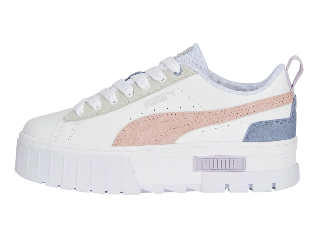 Tenis PUMA blancos con franja rosa, detalle azul en el talón y suela de plataforma blanca.