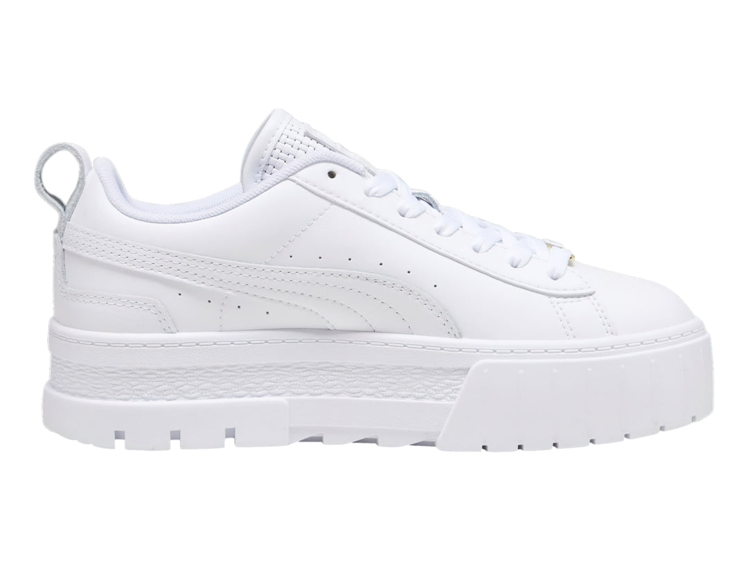 Tenis PUMA Mayze color blanco con suela de plataforma gruesa y cordones.