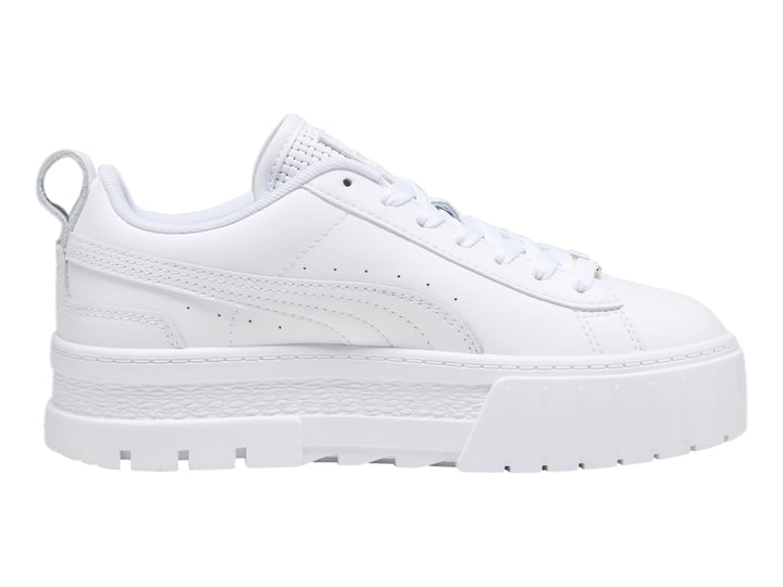 Tenis PUMA Mayze color blanco con suela de plataforma gruesa y cordones.