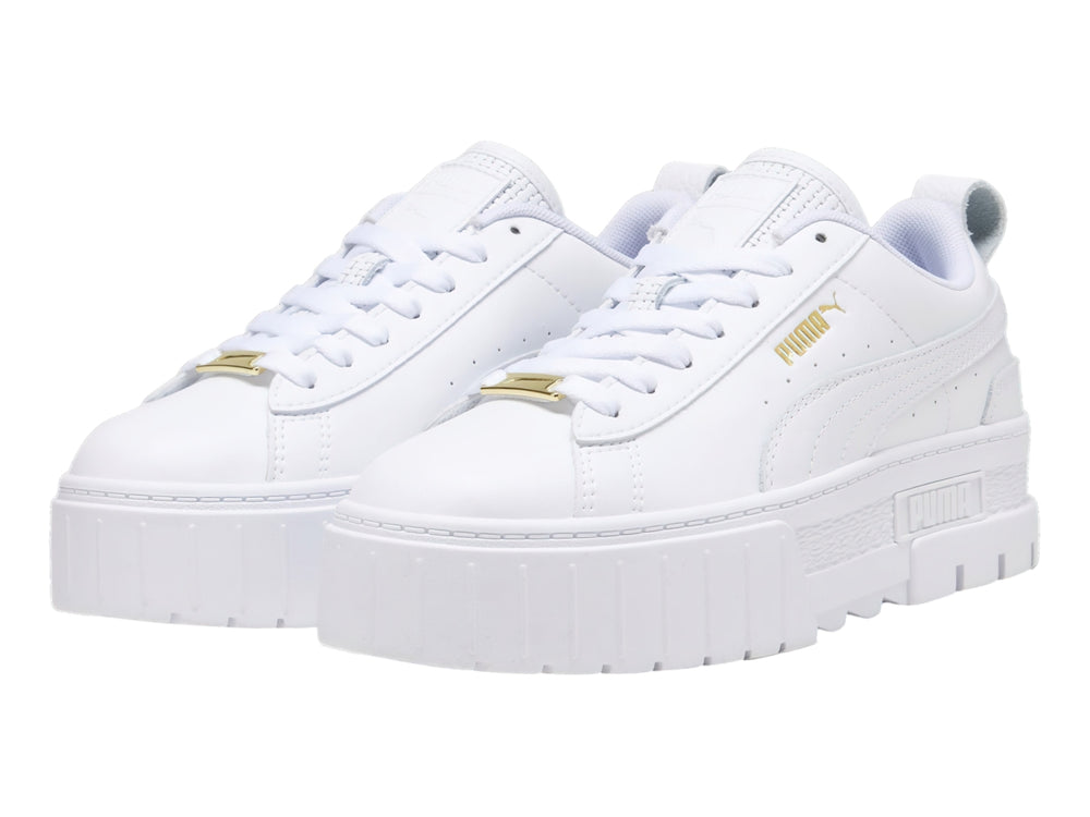Tenis PUMA Mayze color blanco con suela de plataforma gruesa y cordones.