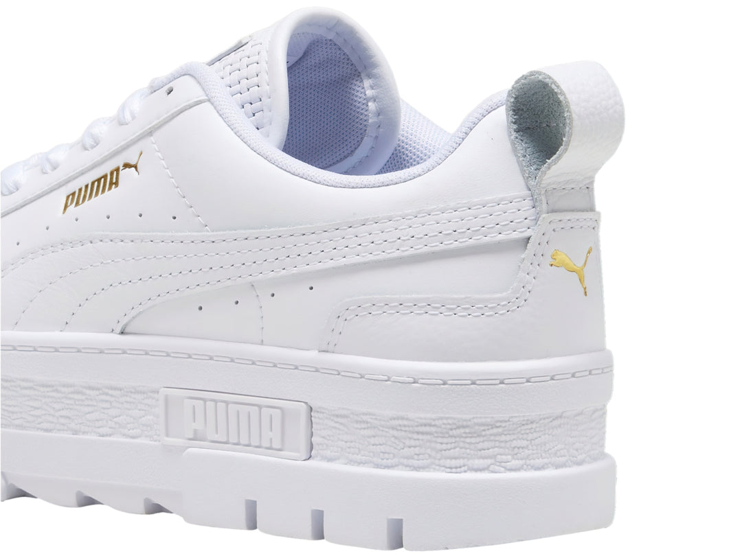 Tenis PUMA Mayze color blanco con suela de plataforma gruesa y cordones.