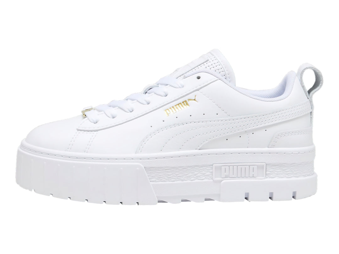 Tenis PUMA Mayze color blanco con suela de plataforma gruesa y cordones.