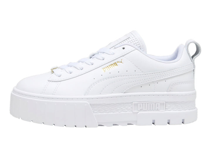 Tenis PUMA Mayze color blanco con suela de plataforma gruesa y cordones.