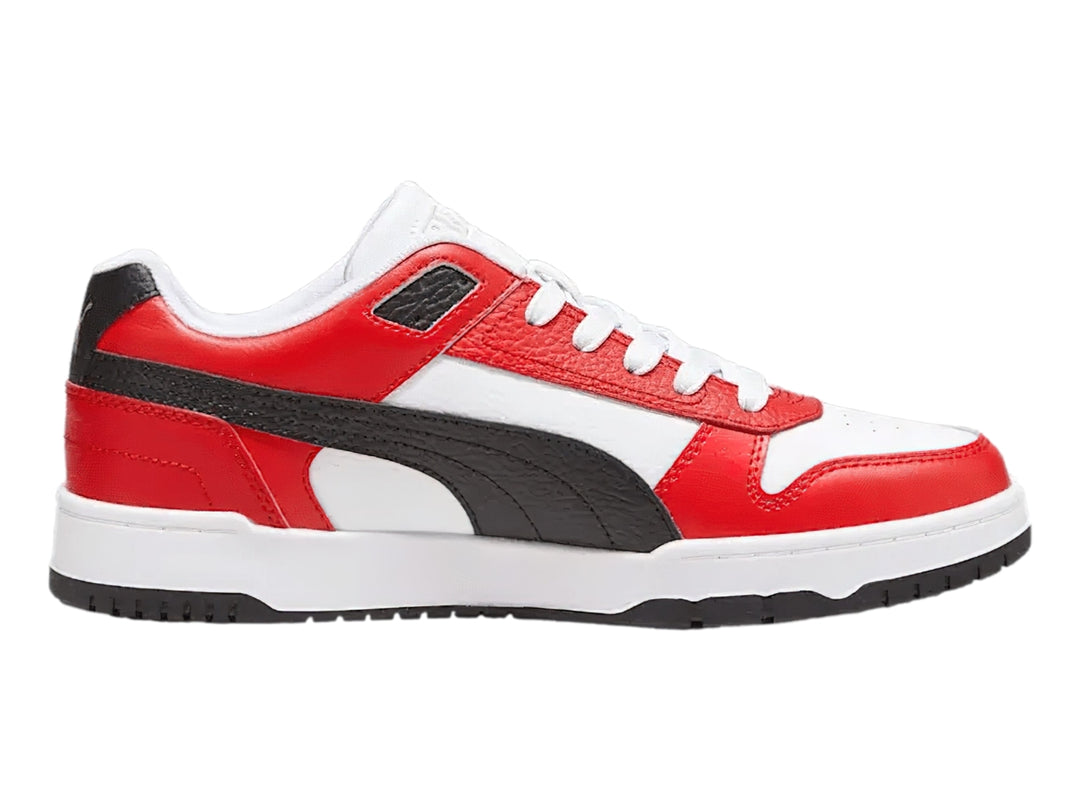 Tenis PUMA RBD Game Low en colores blanco, rojo y negro con diseño deportivo de corte bajo.