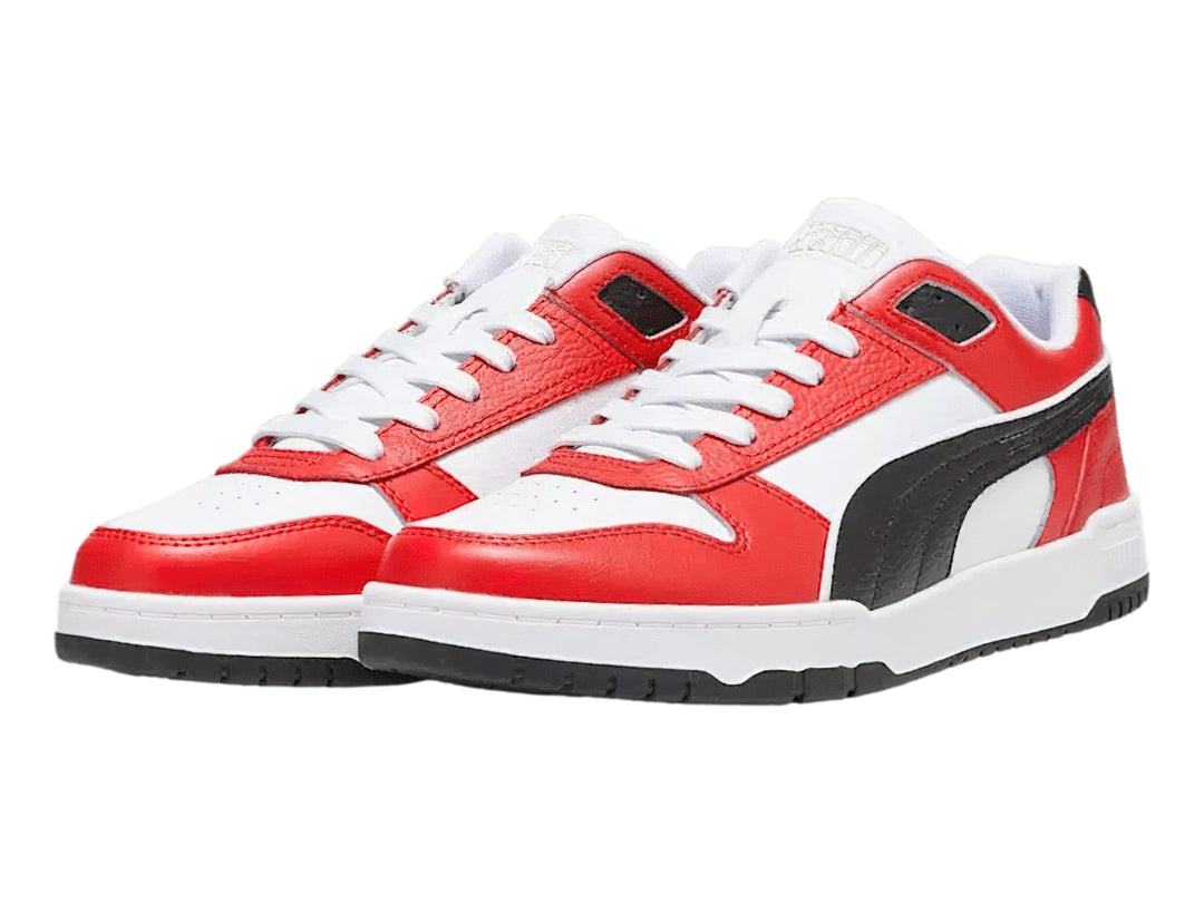 Tenis PUMA RBD Game Low en colores blanco, rojo y negro con diseño deportivo de corte bajo.