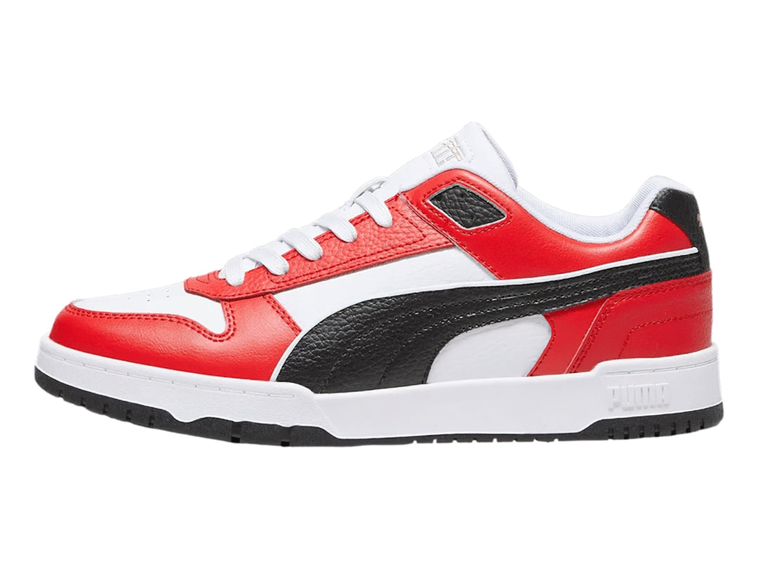 Tenis PUMA RBD Game Low en colores blanco, rojo y negro con diseño deportivo de corte bajo.