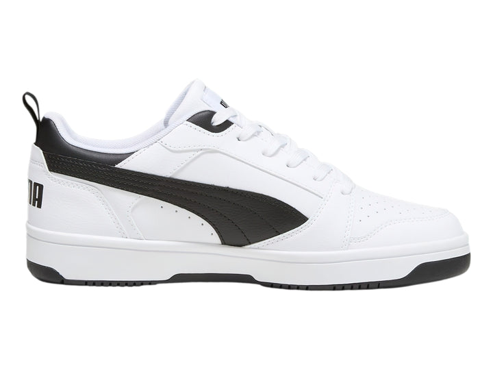 Tenis PUMA Rebound V6 Low en color blanco con detalles laterales y suela en color negro.