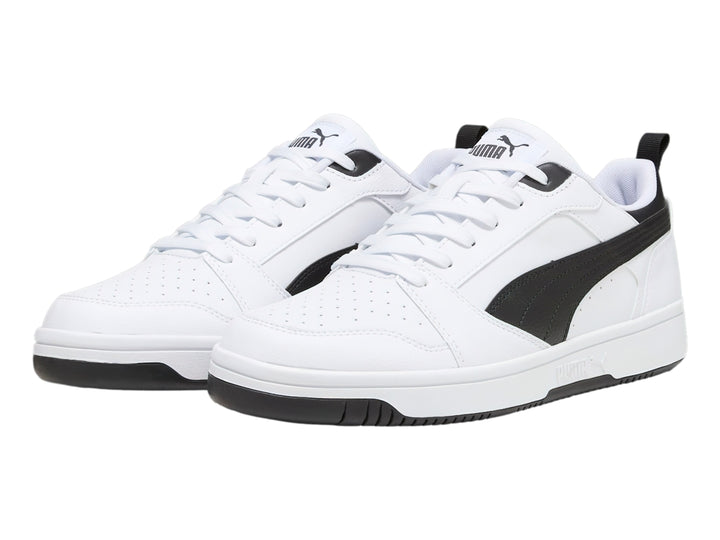 Tenis PUMA Rebound V6 Low en color blanco con detalles laterales y suela en color negro.