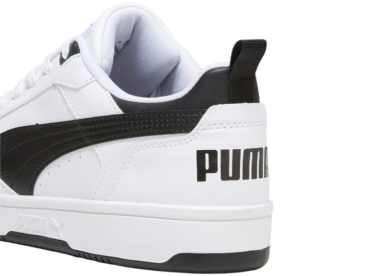 Tenis PUMA Rebound V6 Low en color blanco con detalles laterales y suela en color negro.