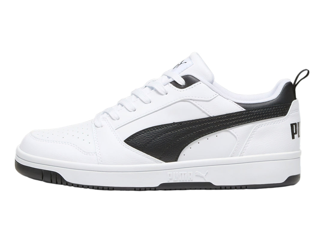Tenis PUMA Rebound V6 Low en color blanco con detalles laterales y suela en color negro.