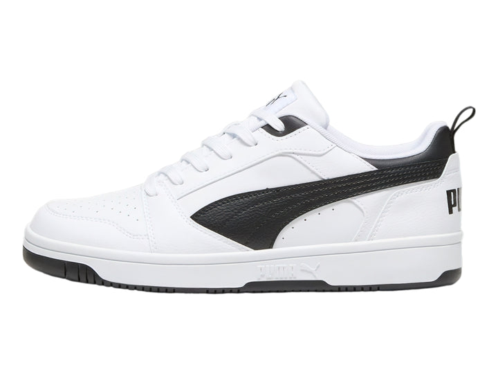 Tenis PUMA Rebound V6 Low en color blanco con detalles laterales y suela en color negro.
