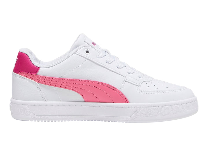 Tenis PUMA Caven 2.0 JR color blanco con franja lateral y talón en color rosa.