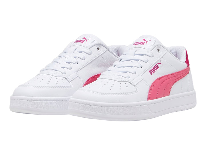 Tenis PUMA Caven 2.0 JR color blanco con franja lateral y talón en color rosa.
