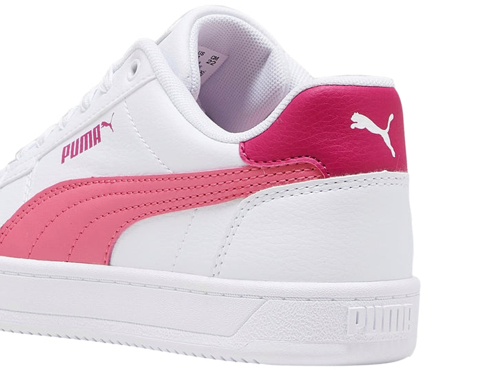 Tenis PUMA Caven 2.0 JR color blanco con franja lateral y talón en color rosa.