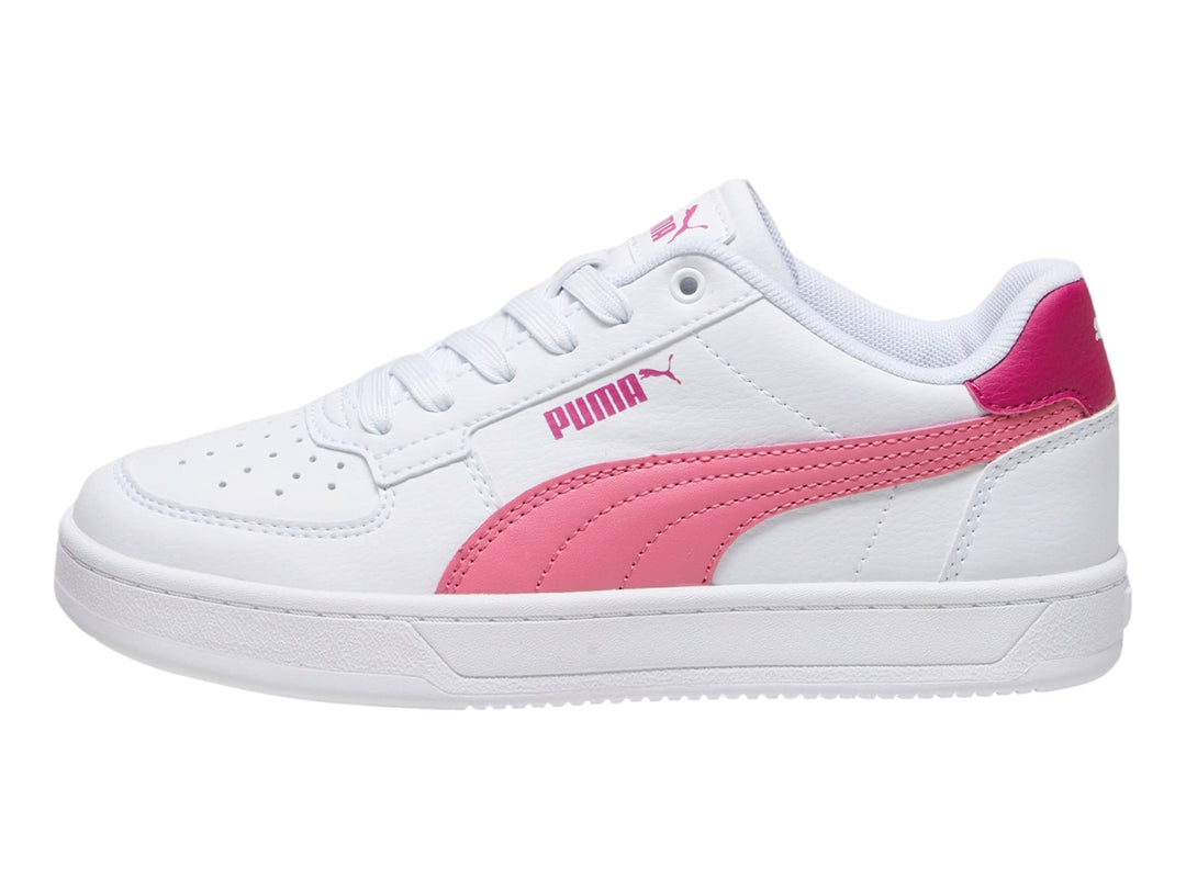 Tenis PUMA Caven 2.0 JR color blanco con franja lateral y talón en color rosa.