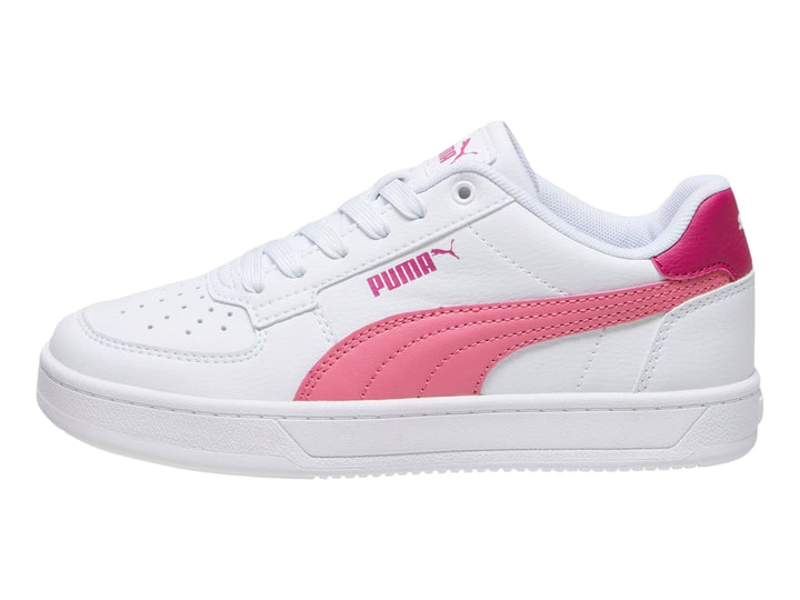 Tenis PUMA Caven 2.0 JR color blanco con franja lateral y talón en color rosa.