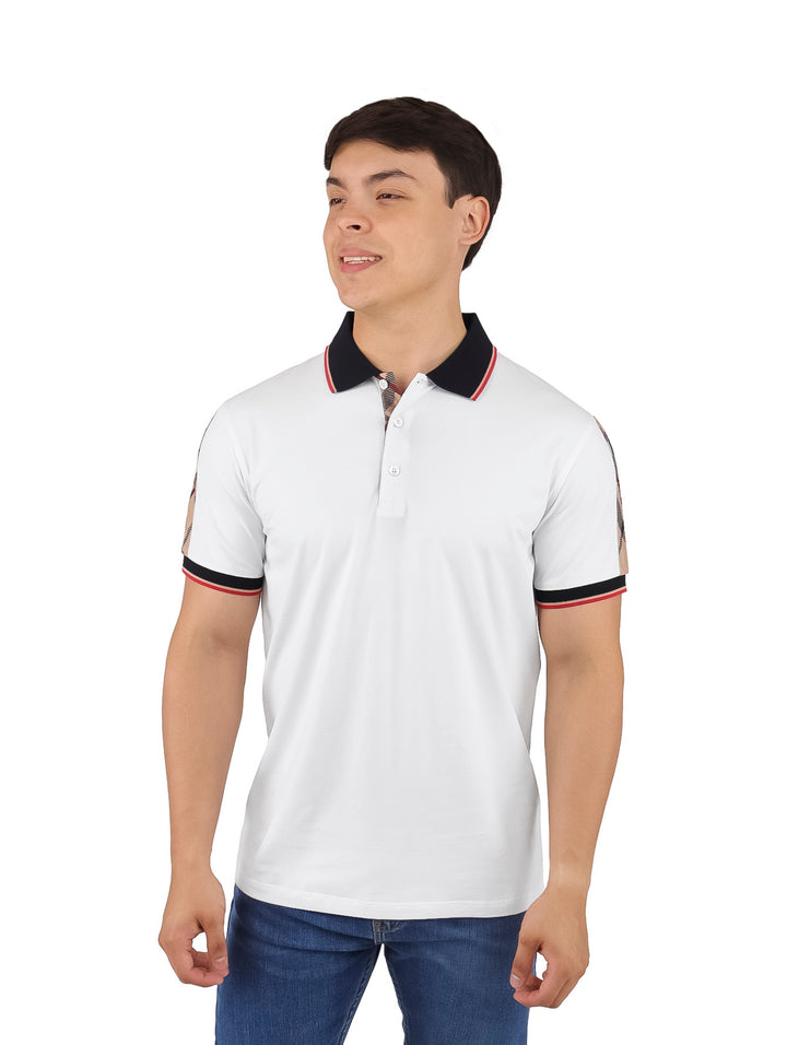 Hombre vistiendo playera polo blanca con cuello negro y detalles rojos y negros en los bordes de las mangas.