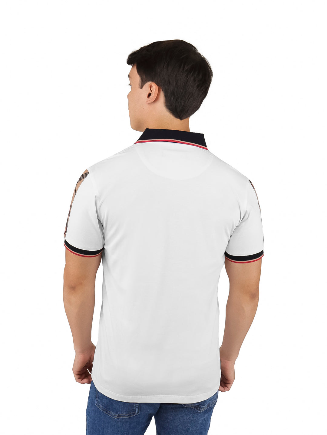 Hombre vistiendo playera polo blanca con cuello negro y detalles rojos y negros en los bordes de las mangas.