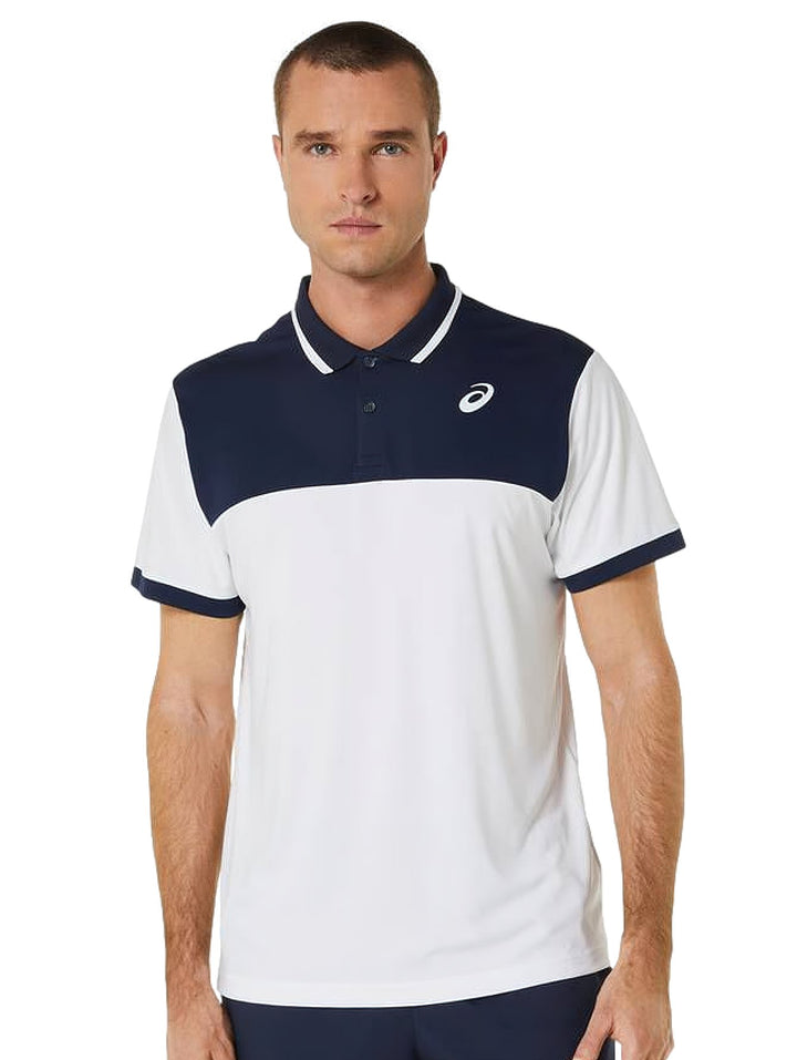 Camiseta polo deportiva ASICS para hombre en colores blanco y azul marino.