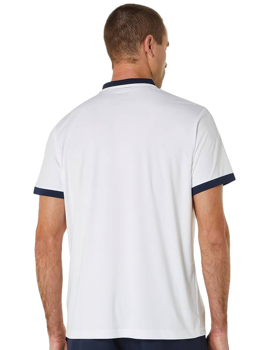 Camiseta polo deportiva ASICS para hombre en colores blanco y azul marino.