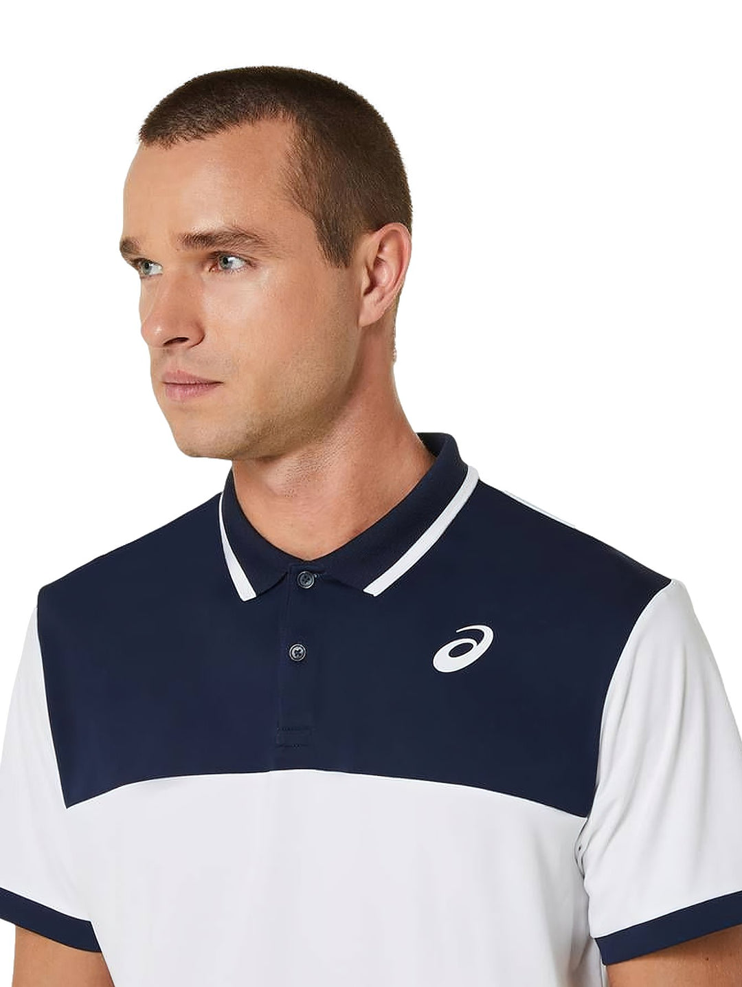 Camiseta polo deportiva ASICS para hombre en colores blanco y azul marino.