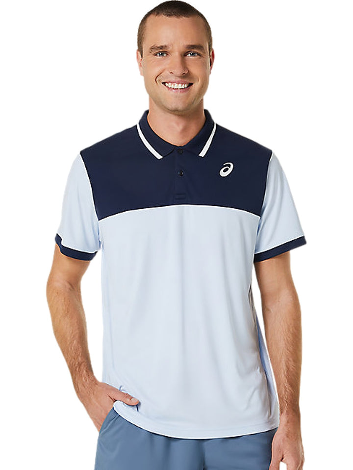 Camiseta polo deportiva ASICS para hombre en colores azul cielo y azul marino con detalles blancos.