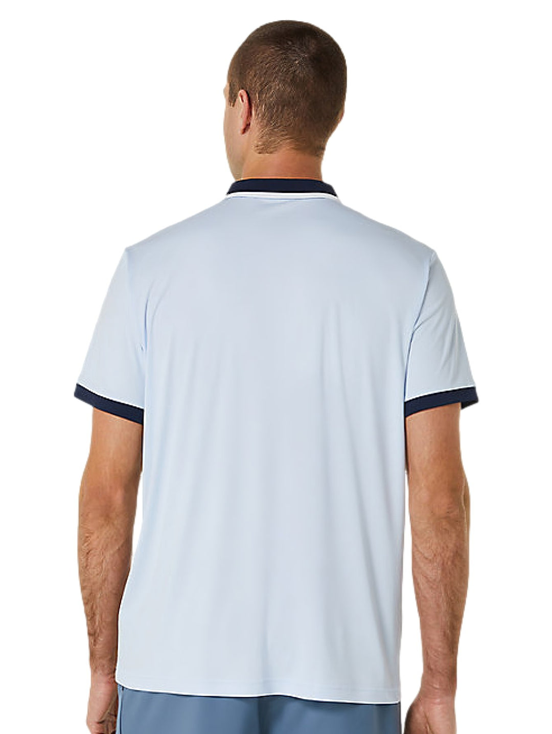 Camiseta polo deportiva ASICS para hombre en colores azul cielo y azul marino con detalles blancos.