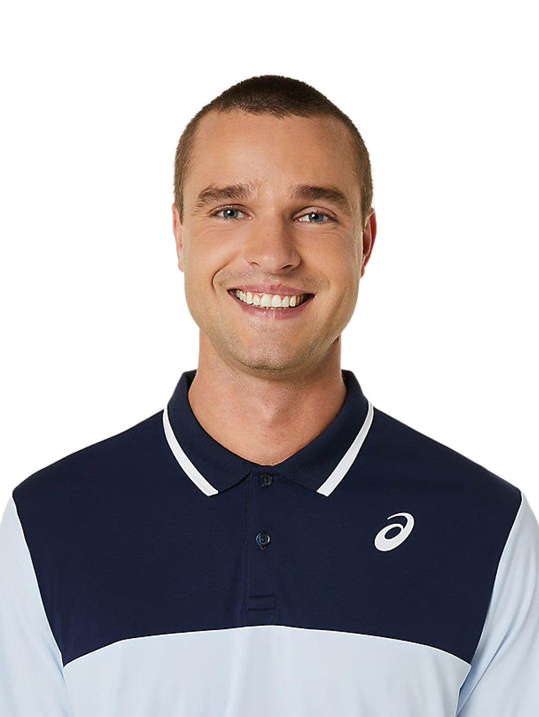 Camiseta polo deportiva ASICS para hombre en colores azul cielo y azul marino con detalles blancos.