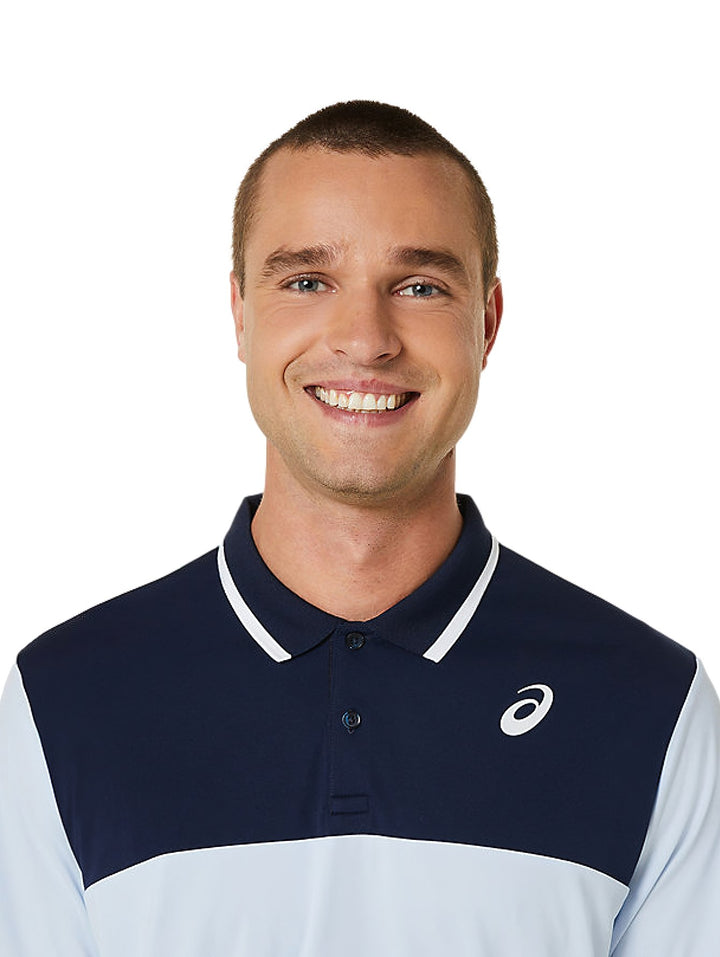 Camiseta polo deportiva ASICS para hombre en colores azul cielo y azul marino con detalles blancos.