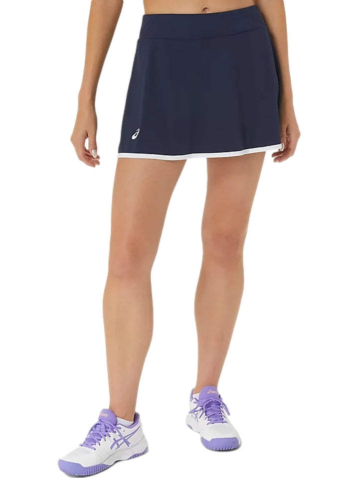 Falda deportiva ASICS color azul marino con detalle blanco en el borde inferior.