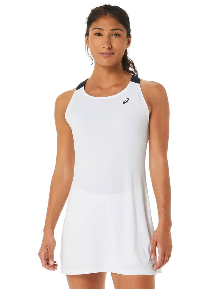 Vestido deportivo ASICS para mujer en color blanco con detalles en azul marino en los hombros.