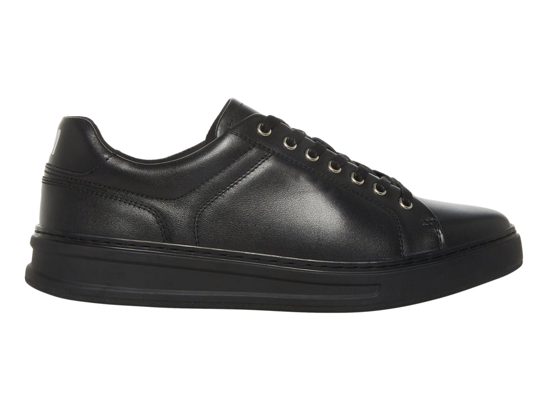 Tenis Steve Madden modelo Mecah en color negro total con suela ancha y cordones.