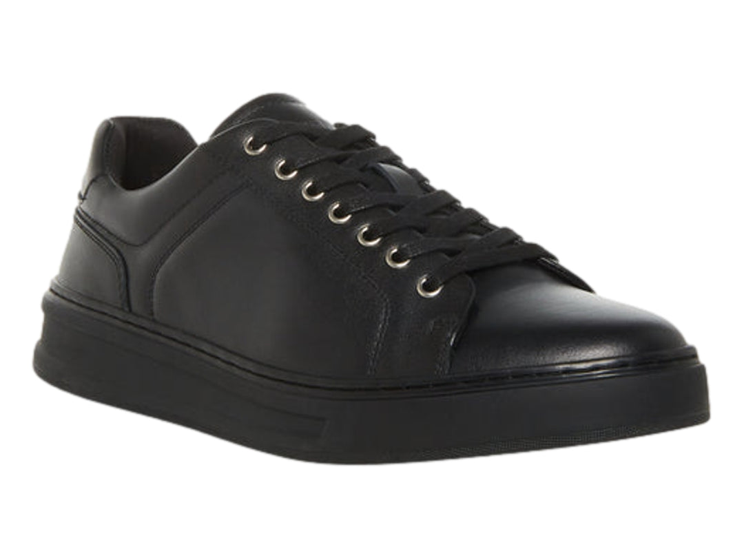Tenis Steve Madden modelo Mecah en color negro total con suela ancha y cordones.