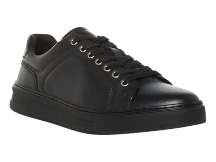 Tenis Steve Madden modelo Mecah en color negro total con suela ancha y cordones.