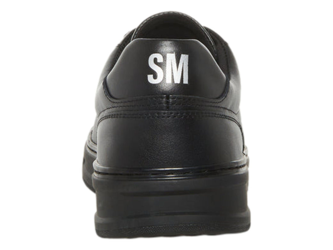 Tenis Steve Madden modelo Mecah en color negro total con suela ancha y cordones.