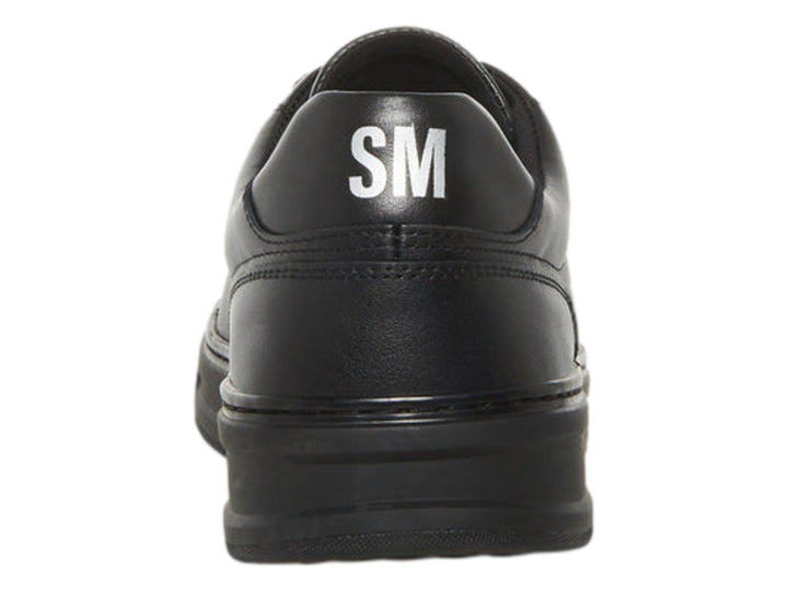 Tenis Steve Madden modelo Mecah en color negro total con suela ancha y cordones.