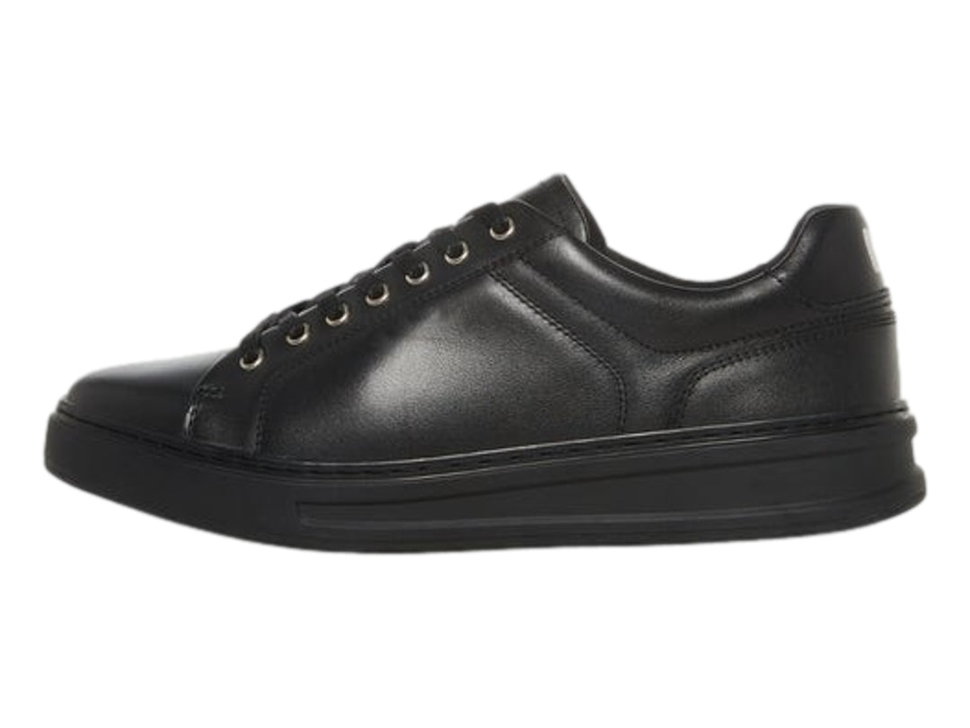 Tenis Steve Madden modelo Mecah en color negro total con suela ancha y cordones.