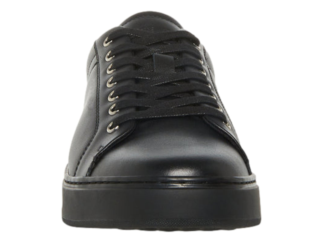 Tenis Steve Madden modelo Mecah en color negro total con suela ancha y cordones.