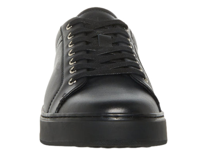 Tenis Steve Madden modelo Mecah en color negro total con suela ancha y cordones.