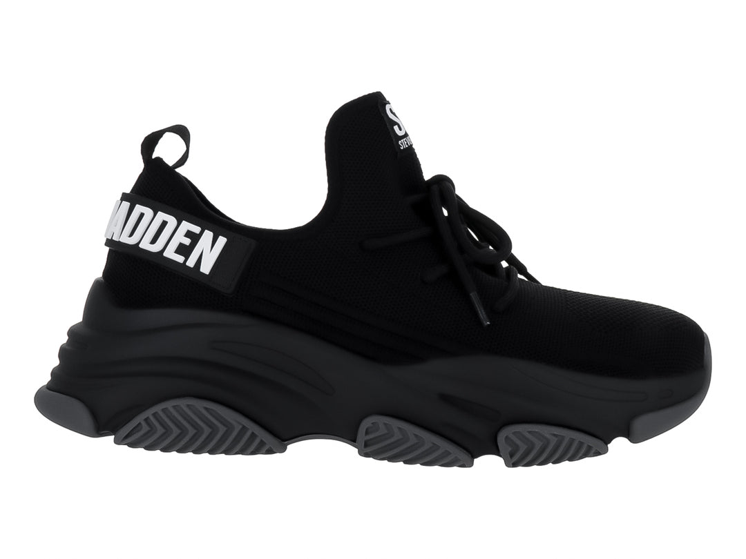 Tenis Steve Madden color negro con suela de plataforma gruesa y tejido transpirable.